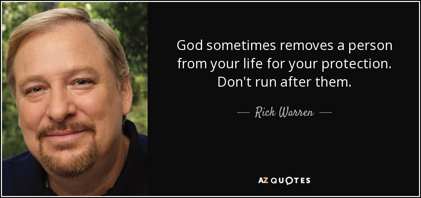 A veces Dios aparta a una persona de tu vida para protegerte. No corras tras ellos. - Rick Warren