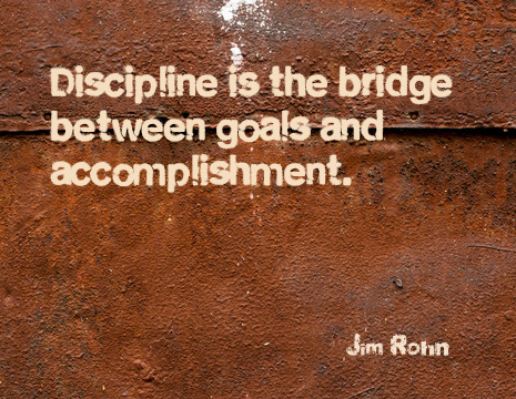 La disciplina es el puente entre los objetivos y los logros. - Jim Rohn