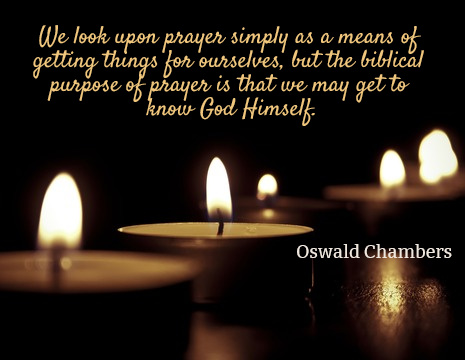 Consideramos la oración simplemente como un medio para conseguir cosas para nosotros, pero el propósito bíblico de la oración es que podamos llegar a conocer a Dios mismo. - Oswald Chambers